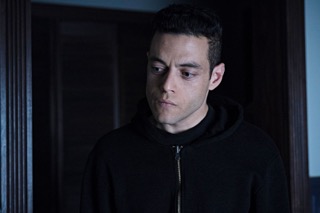 USA Network官方回顾配图,Rami Malek出演Elliot,不标注具体集。