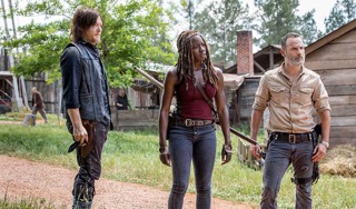 AMC第九季宣传资料报道所用剧照,画面为Daryl、Michonne与Rick,不标作第一季宣传图。
