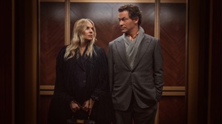 Sky官方第一季公告所附宣传剧照，画面为Sienna Miller与Dominic West饰演的人物；不标作具体集数画面。